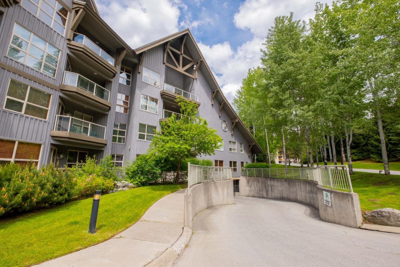 The Aspens By Outpost Whistler Villa Exterior photo