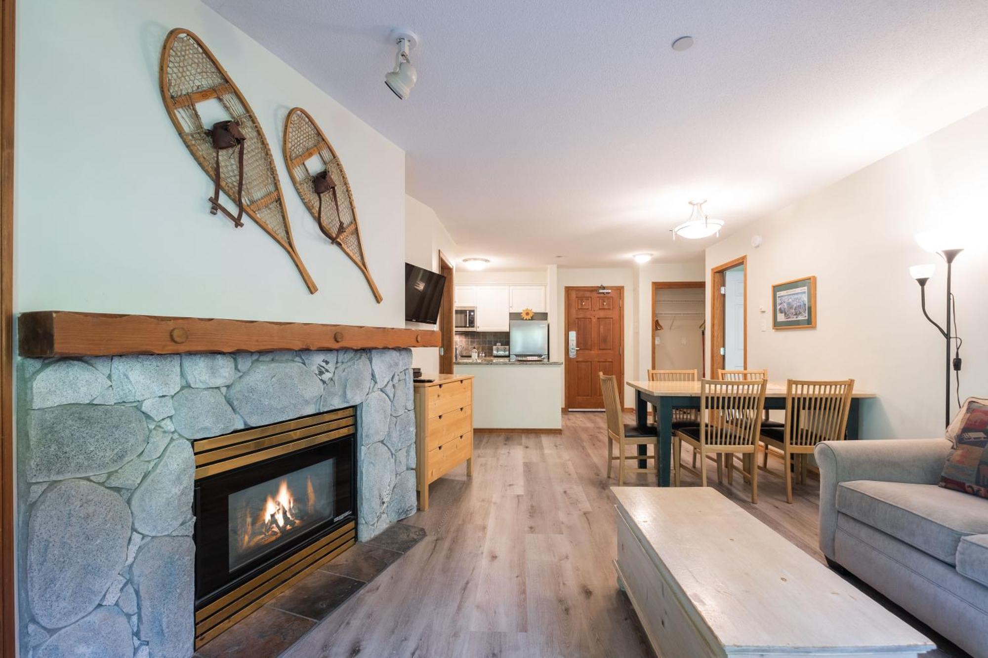 The Aspens By Outpost Whistler Villa Exterior photo