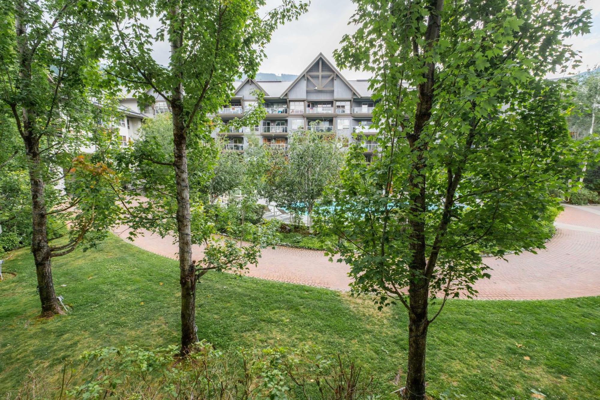 The Aspens By Outpost Whistler Villa Exterior photo