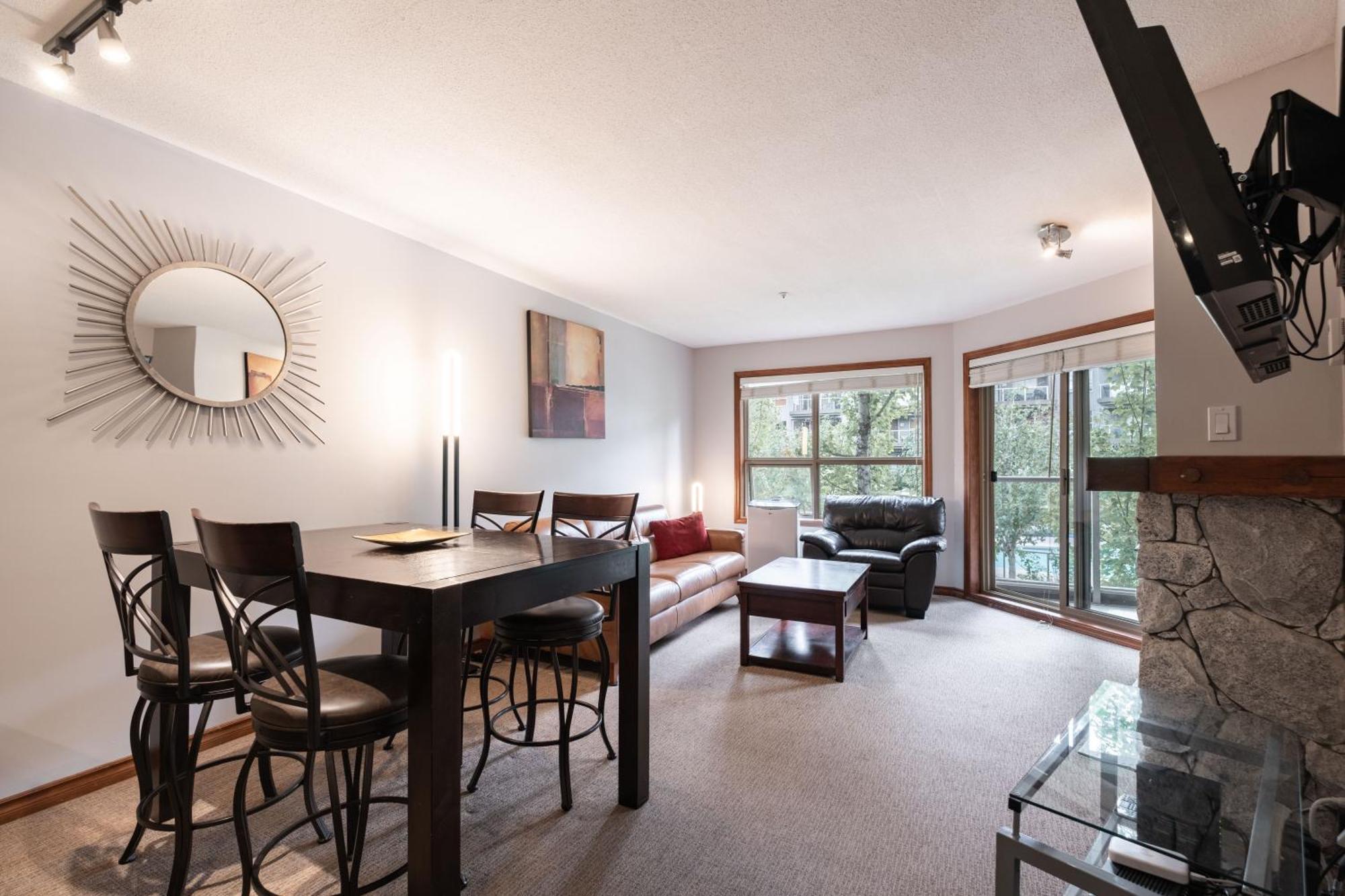 The Aspens By Outpost Whistler Villa Exterior photo