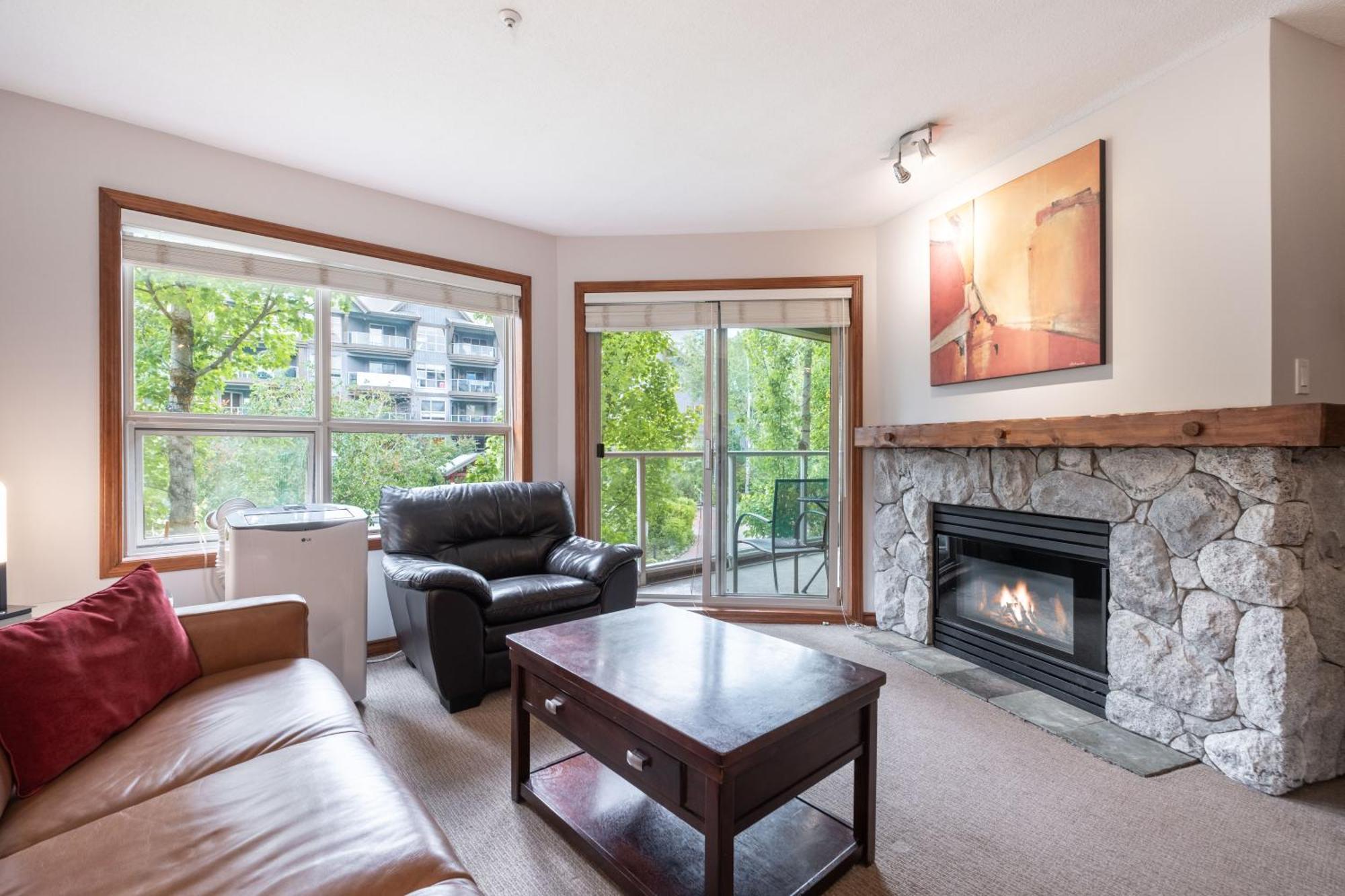 The Aspens By Outpost Whistler Villa Exterior photo