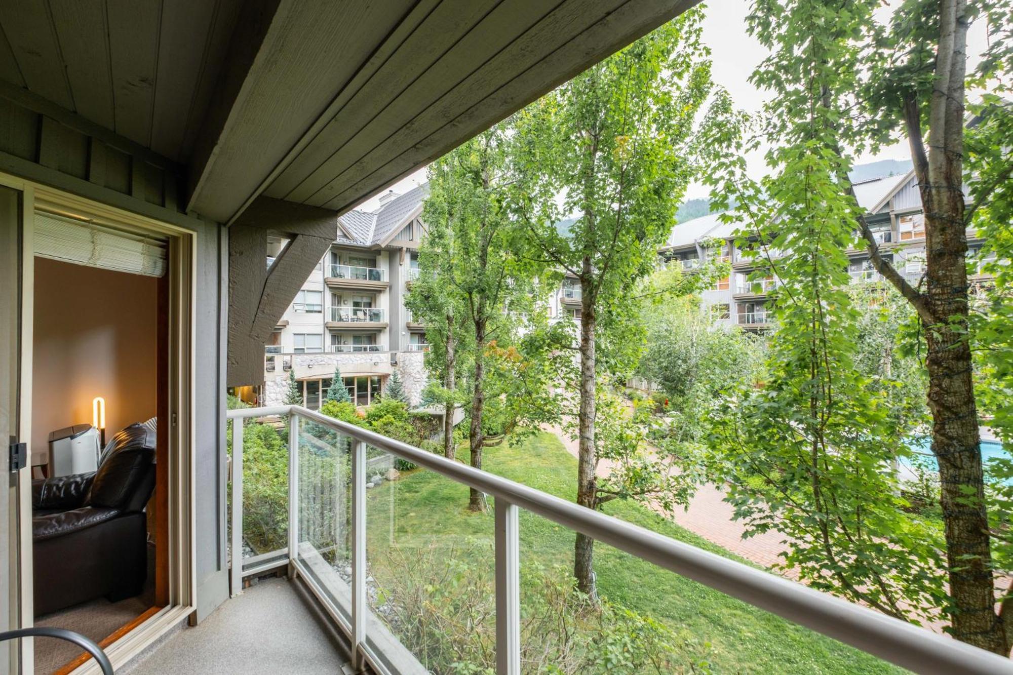 The Aspens By Outpost Whistler Villa Exterior photo
