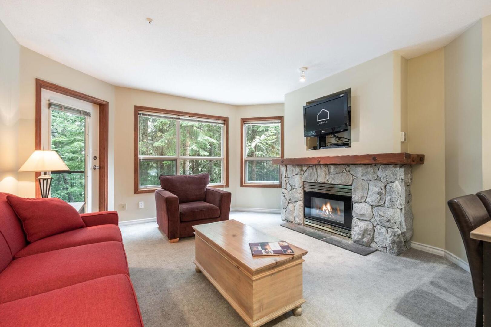 The Aspens By Outpost Whistler Villa Exterior photo