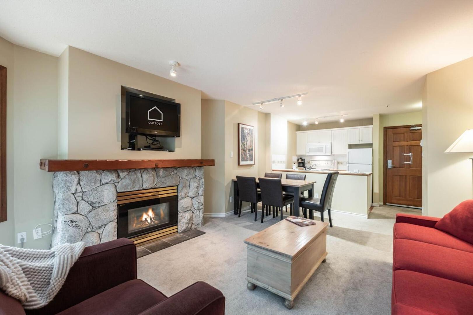 The Aspens By Outpost Whistler Villa Exterior photo